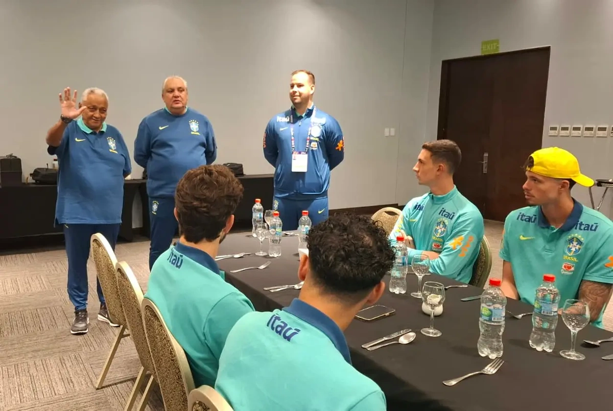 Robert Brown se apresenta a jogadores da Seleção Sub-20