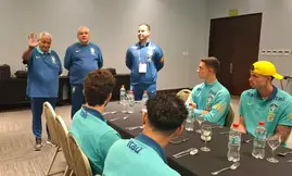 Robert Brown se apresenta a jogadores da Seleção Sub-20 (Foto: Nelson Terme/CBF)