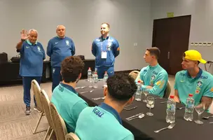 Robert Brown se apresenta a jogadores da Seleção Sub-20 (Foto: Nelson Terme/CBF)