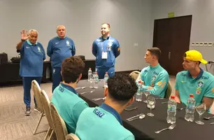 Robert Brown se apresenta a jogadores da Seleção Sub-20 (Foto: Nelson Terme/CBF)