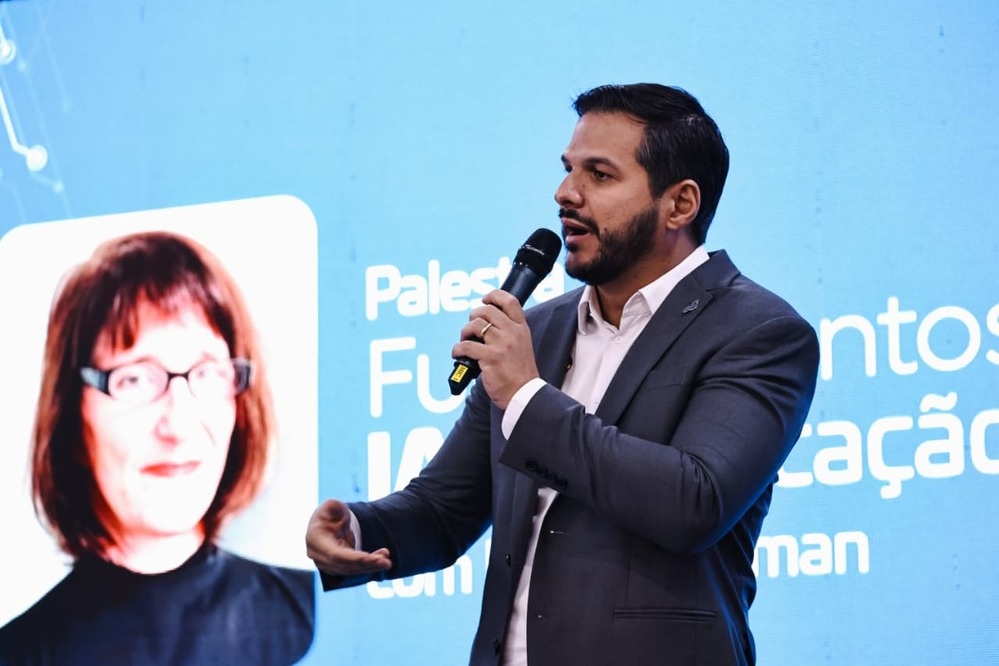 Secretário da Educação Washington Bandeira