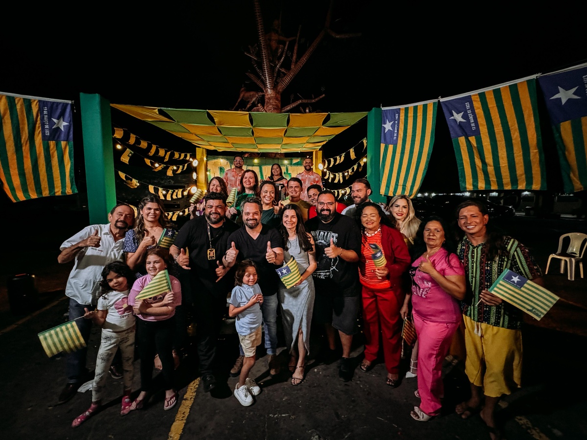 Secretário Marcelo Nolleto com o elenco da campanha