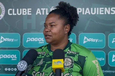 Treinadora Renata Costa ajusta equipe para competições