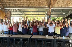 Vereadores e lideranças reunidas em apoio a Zé Santana (Foto: James Rodrigues / Conecta Piauí)