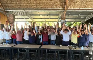 Vereadores e lideranças reunidas em apoio a Zé Santana (Foto: James Rodrigues / Conecta Piauí)