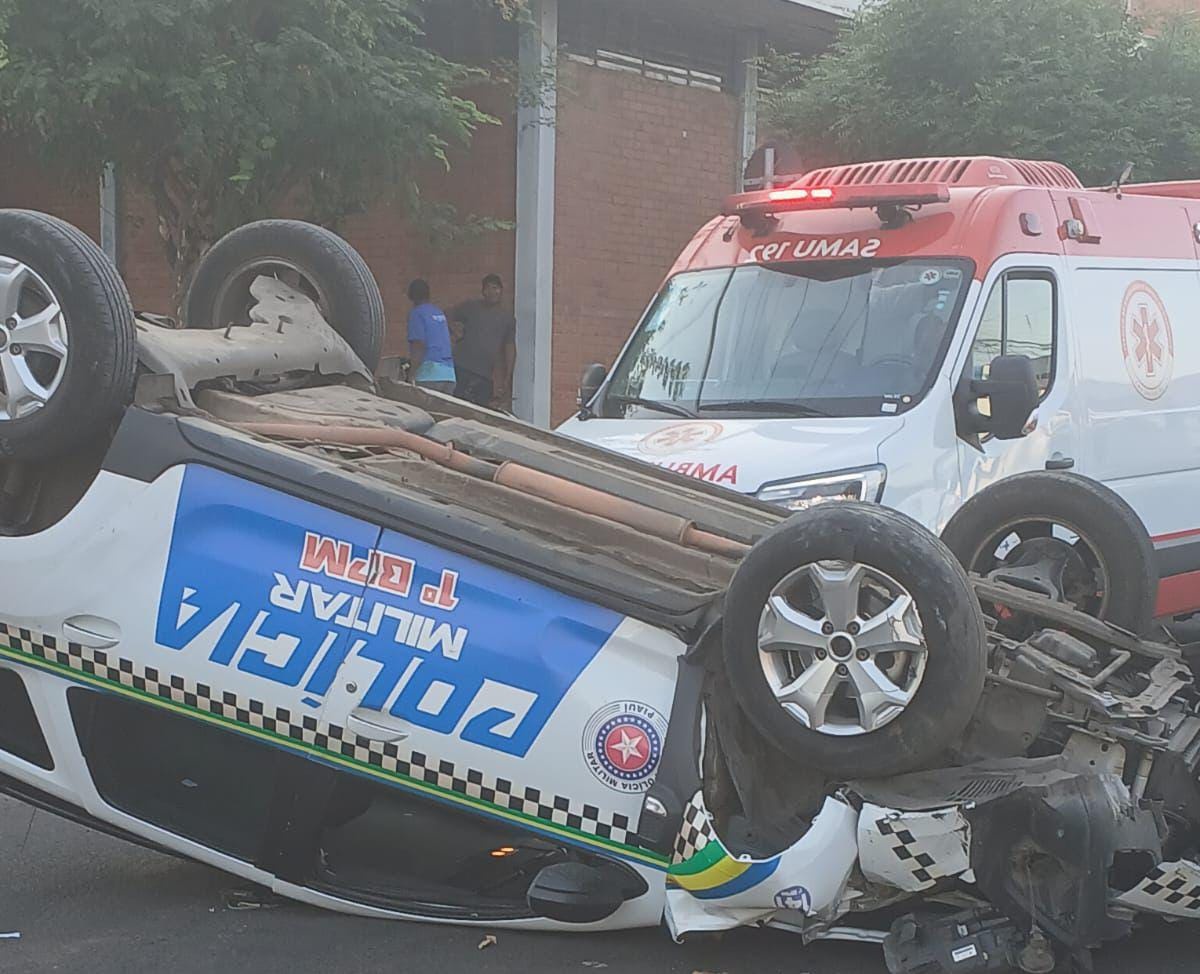 Viatura da PM tomba após colidir contra proteção de poste na zona Sul de Teresina