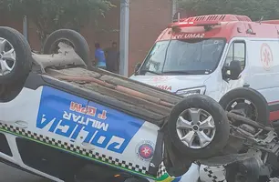 Viatura da PM tomba após colidir contra proteção de poste na zona Sul de Teresina (Foto: Reprodução)