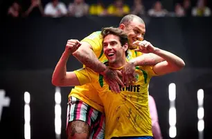 Após converter o pênalti do Presidente, Kaká comemora o gol de pênalti brasileiro na Kings League (Foto: Rebeca Schumacker/Quality Sport Images)