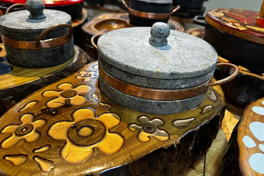 Arte em madeira ganha espaço em nova exposição na Central Mestre Dezinho