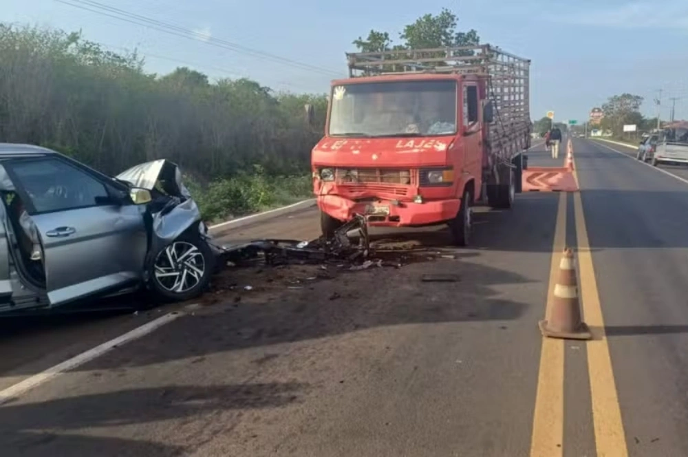 Bebê recém-nascido e dois adultos ficam feridos em acidente na BR-343, em Piripiri