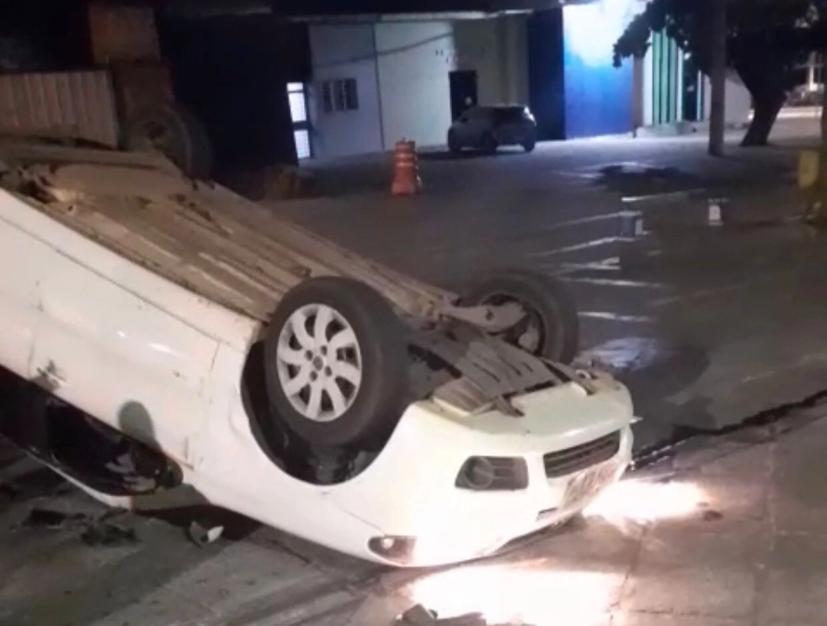 Buraco em via causa acidente e carro vira no Centro de Teresina