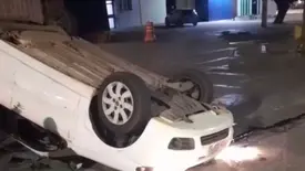 Buraco em via causa acidente e carro vira no Centro de Teresina (Foto: Reprodução)