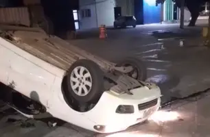 Buraco em via causa acidente e carro vira no Centro de Teresina (Foto: Reprodução)