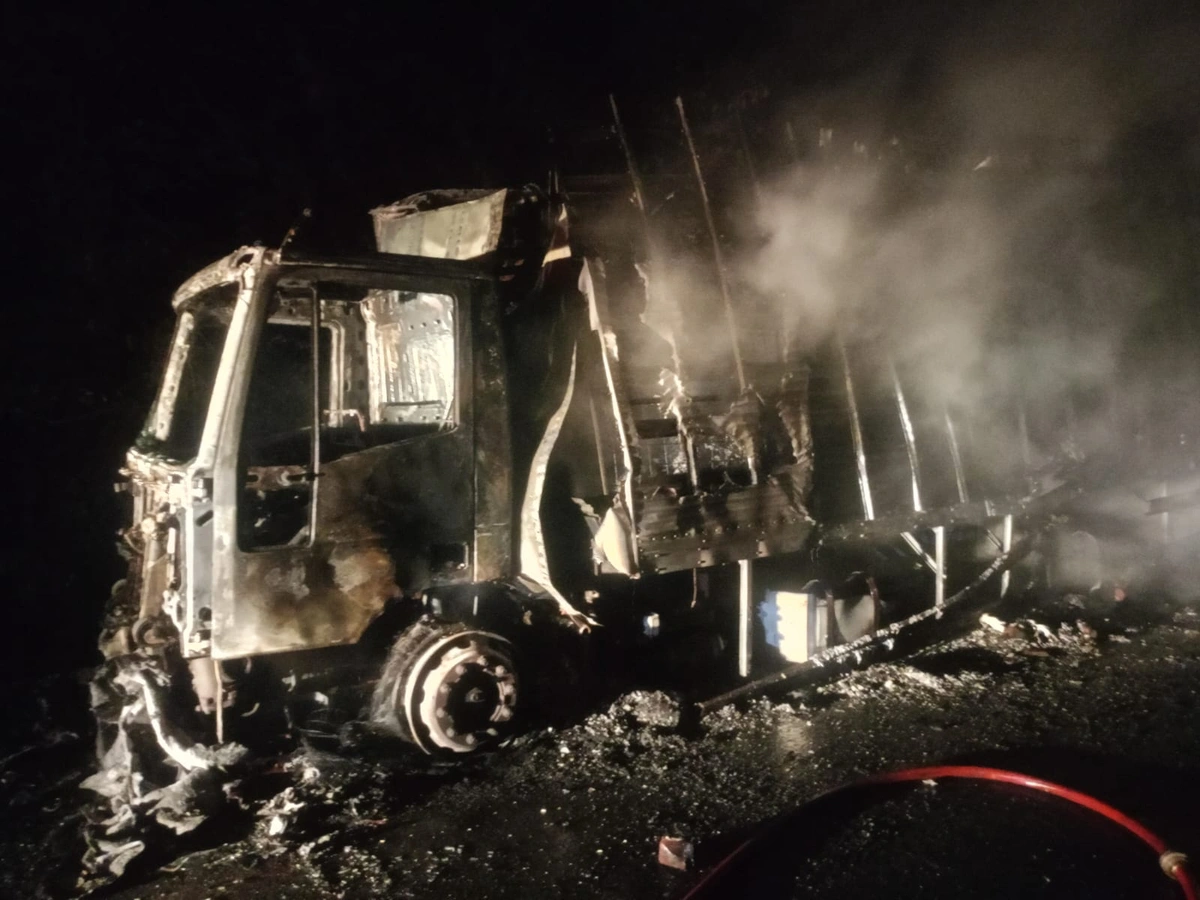 Caminhão baú é completamente destruído após incêndio na BR-343, em Floriano