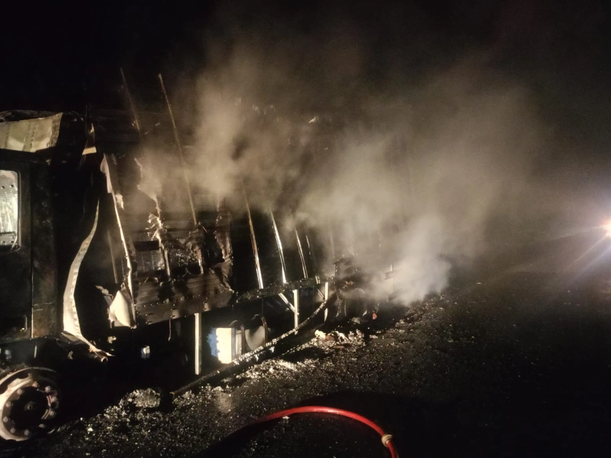 Caminhão baú é completamente destruído após incêndio na BR-343, em Floriano