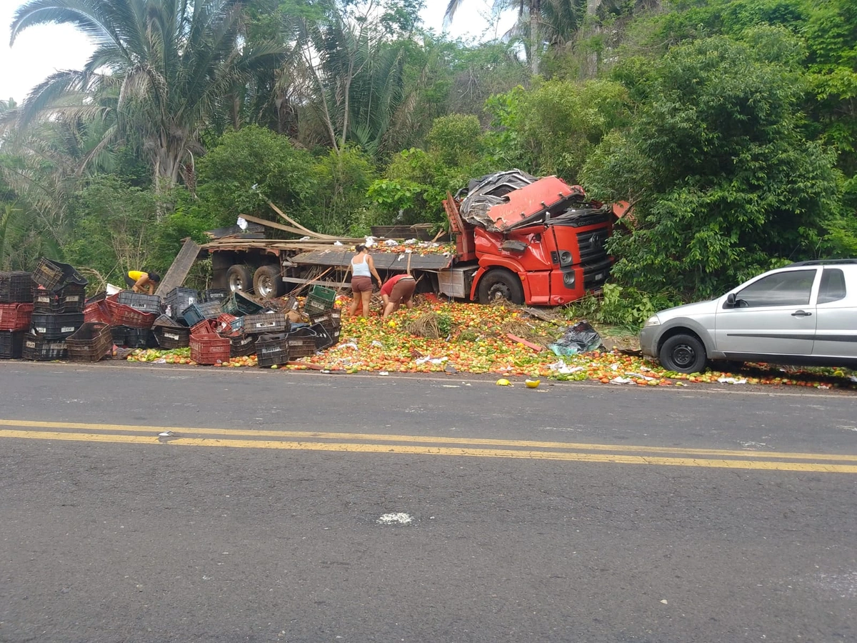 Caminhão capota e motorista fica ferido na BR-316, em Demerval Lobão