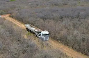 Carreta é encontrada abandonada em estrada vicinal entre cidades do Piauí (Foto: Cidades na Net)