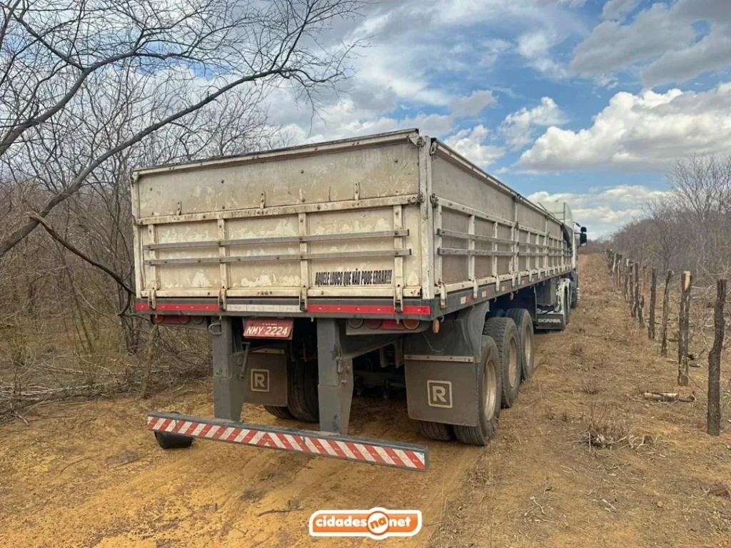 Carreta é encontrada abandonada em estrada vicinal entre cidades do Piauí