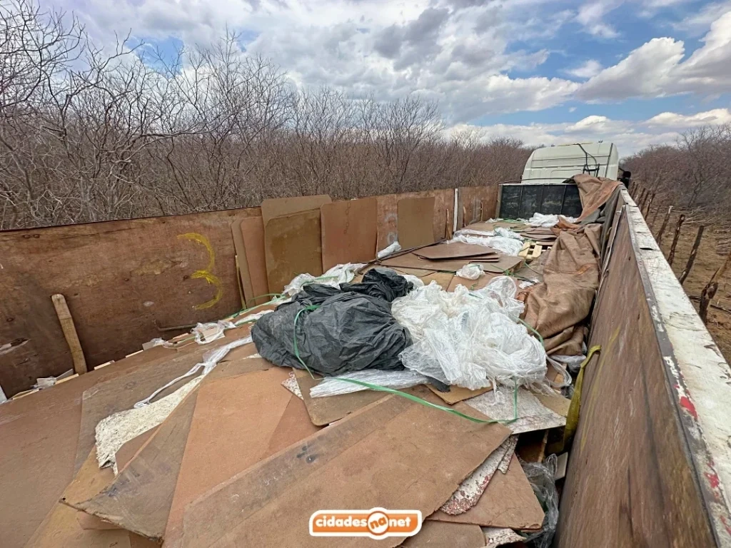 Carreta é encontrada abandonada em estrada vicinal entre cidades do Piauí