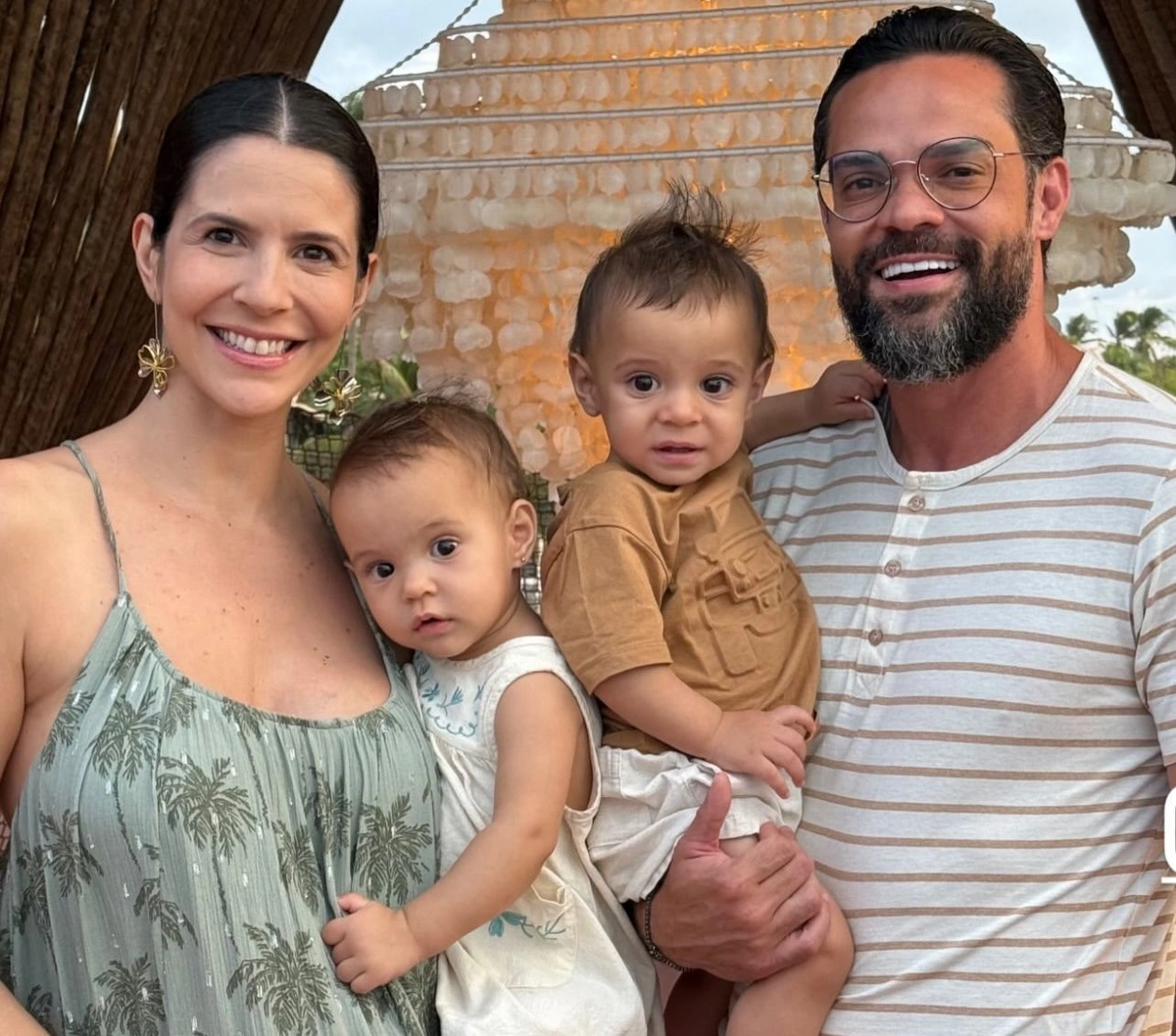 Casal Zé Neto e Karla Rovaris com os filhos Miguel e Maria, no litoral do Piauí