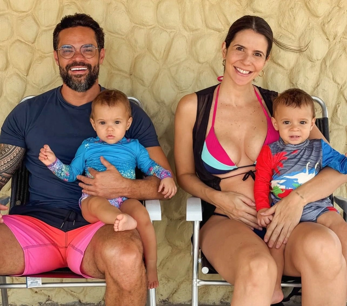 Casal Zé Neto e Karla Rovaris com os filhos Miguel e Maria, no litoral do Piauí