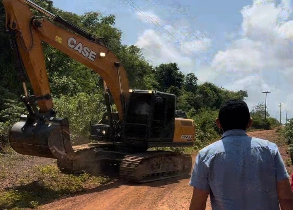 Chegada de maquinário avança obras na Ladeira do Zundão em Altos