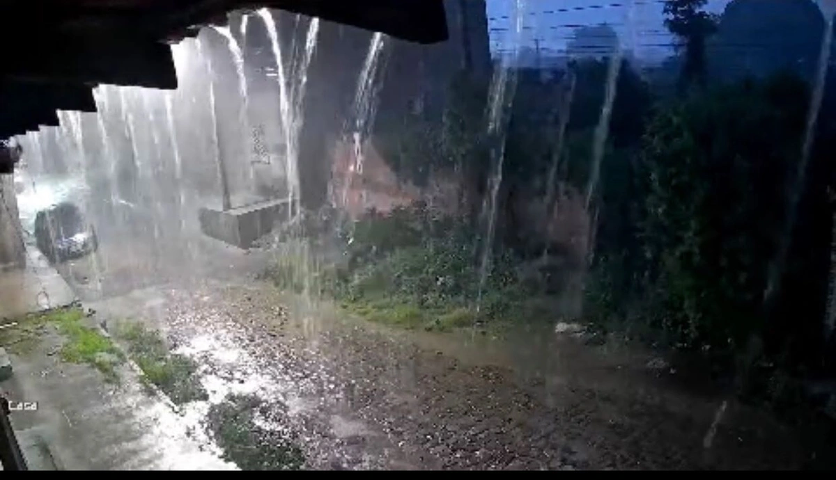 Chuva forte alaga ruas e causa transtornos em Floriano