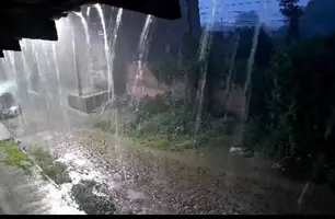 Chuva forte alaga ruas e causa transtornos em Floriano (Foto: Reprodução)
