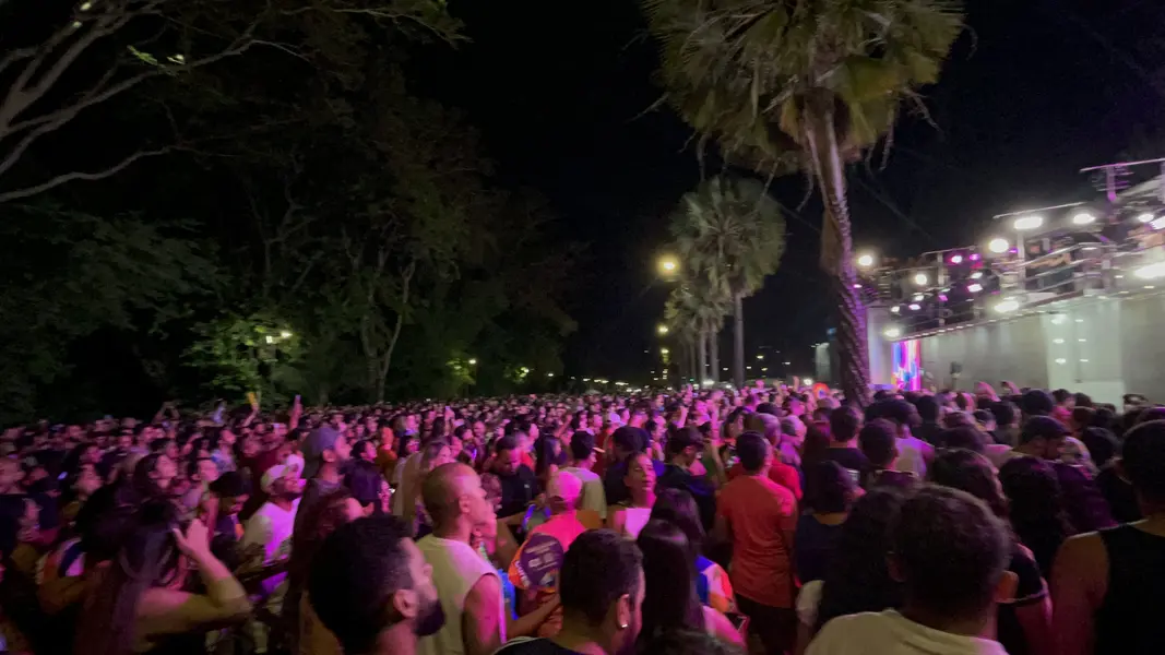 Claudia Leitte arrasta multidão em prévia de Carnaval na Marechal Castelo Branco