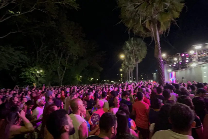 Claudia Leitte arrasta multidão em prévia de Carnaval na Marechal Castelo Branco