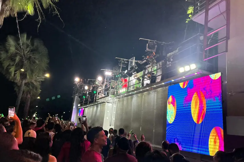 Claudia Leitte arrasta multidão em prévia de Carnaval na Marechal Castelo Branco