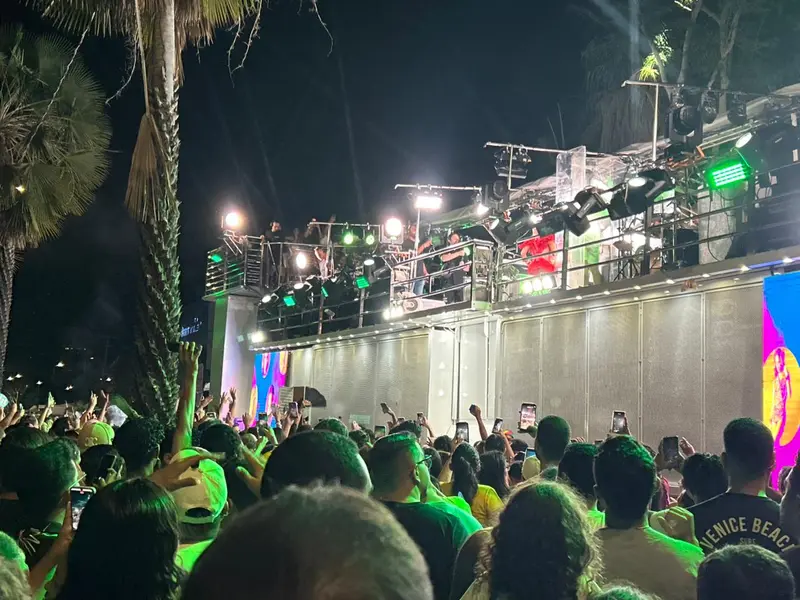 Claudia Leitte arrasta multidão em prévia de Carnaval na Marechal Castelo Branco