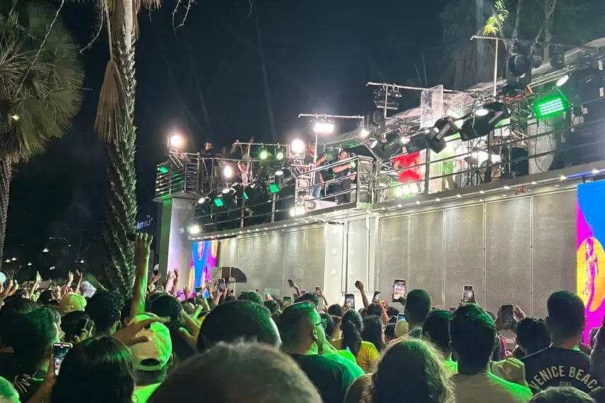 Claudia Leitte arrasta multidão em prévia de Carnaval na Marechal Castelo Branco