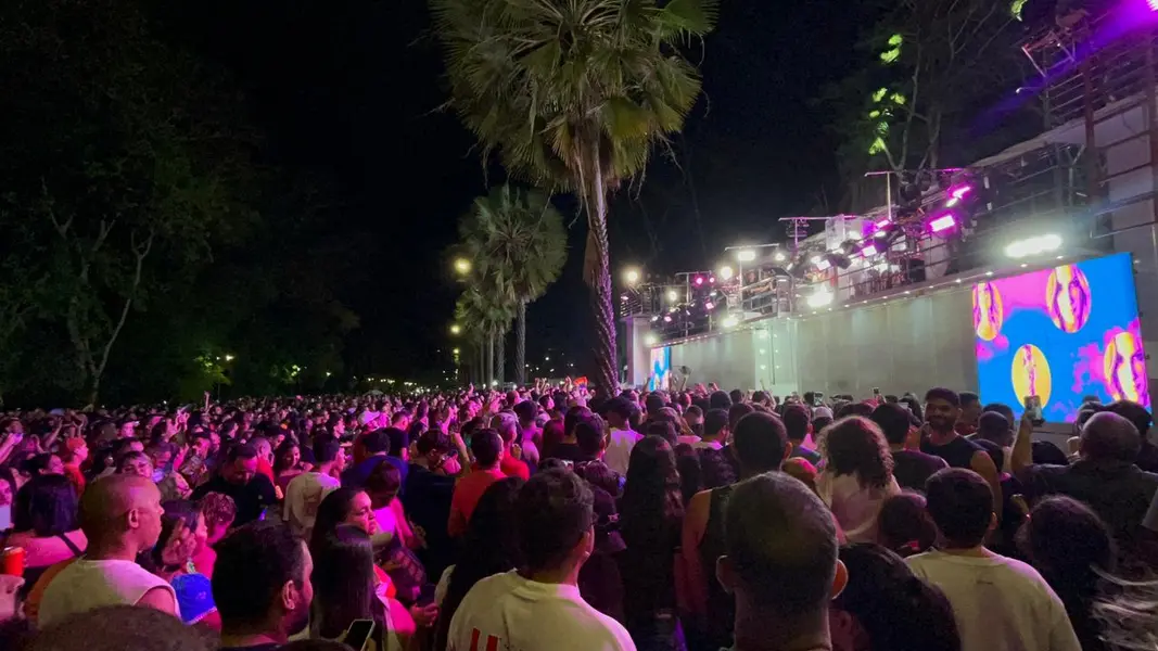 Claudia Leitte arrasta multidão em prévia de Carnaval na Marechal Castelo Branco