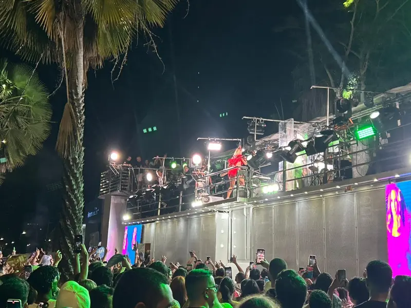 Claudia Leitte arrasta multidão em prévia de Carnaval na Marechal Castelo Branco