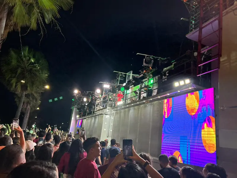 Claudia Leitte arrasta multidão em prévia de Carnaval na Marechal Castelo Branco