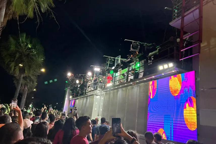 Claudia Leitte arrasta multidão em prévia de Carnaval na Marechal Castelo Branco