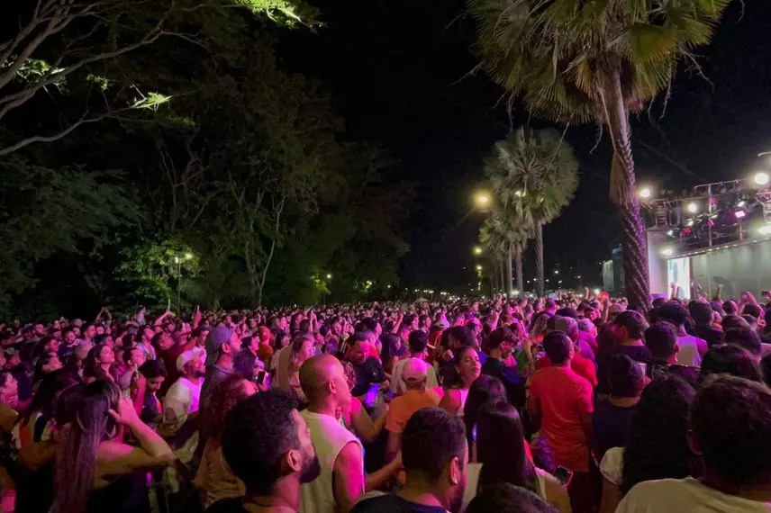 Claudia Leitte arrasta multidão em prévia de Carnaval na Marechal Castelo Branco