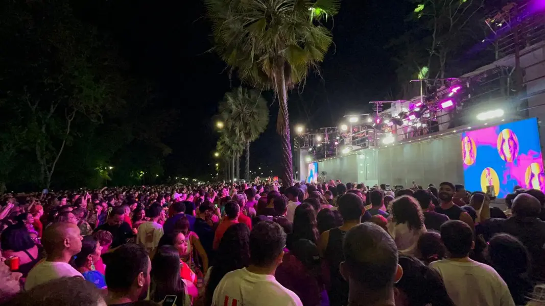 Claudia Leitte arrasta multidão em prévia de Carnaval na Marechal Castelo Branco