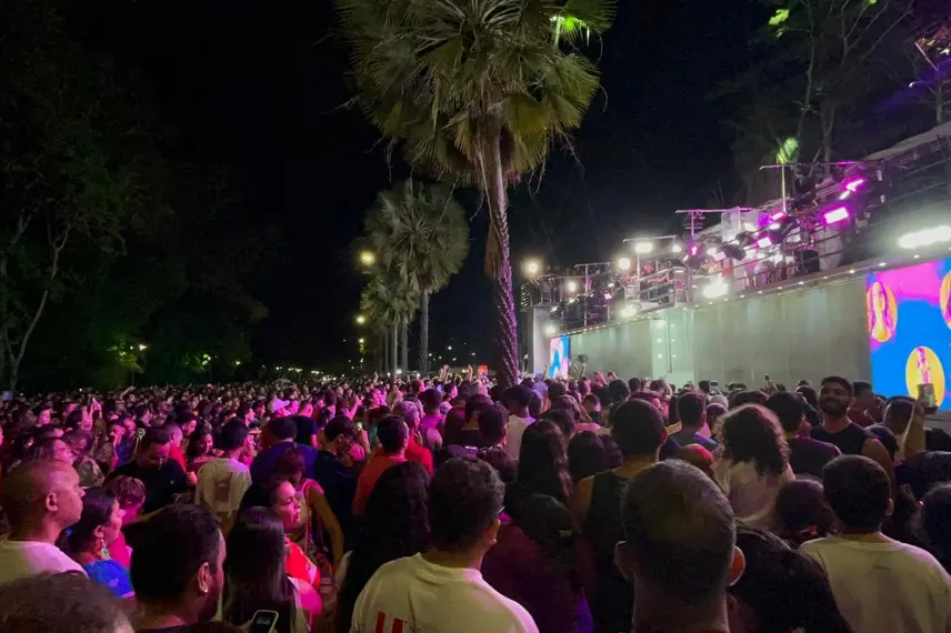 Claudia Leitte arrasta multidão em prévia de Carnaval na Marechal Castelo Branco