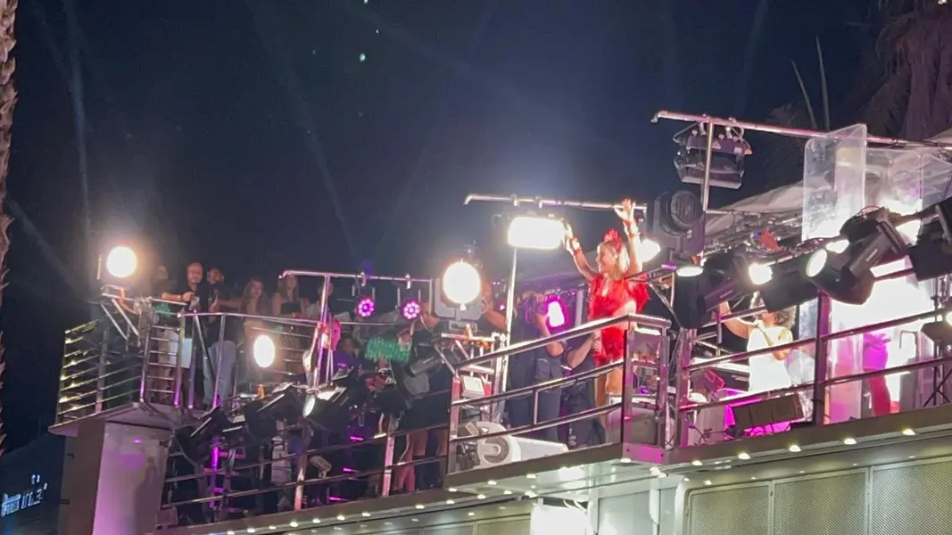 Claudia Leitte arrasta multidão em prévia de Carnaval na Marechal Castelo Branco