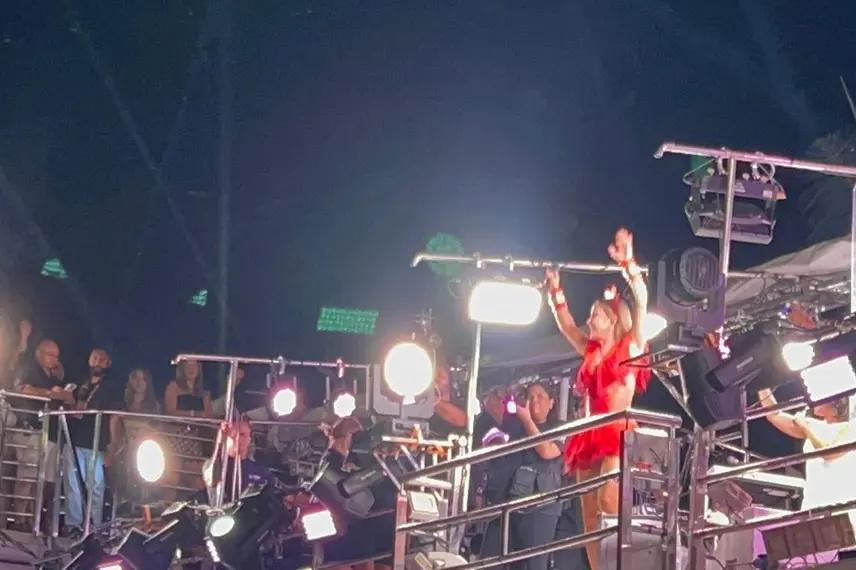 Claudia Leitte arrasta multidão em prévia de Carnaval na Marechal Castelo Branco