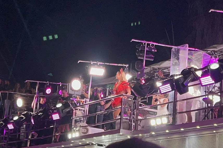 Claudia Leitte arrasta multidão em prévia de Carnaval na Marechal Castelo Branco