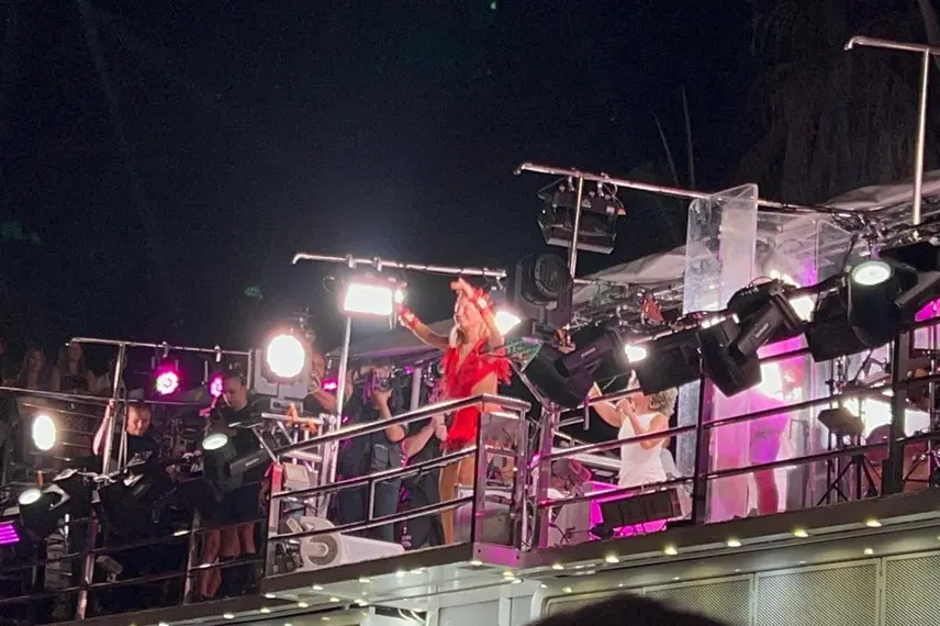Claudia Leitte arrasta multidão em prévia de Carnaval na Marechal Castelo Branco