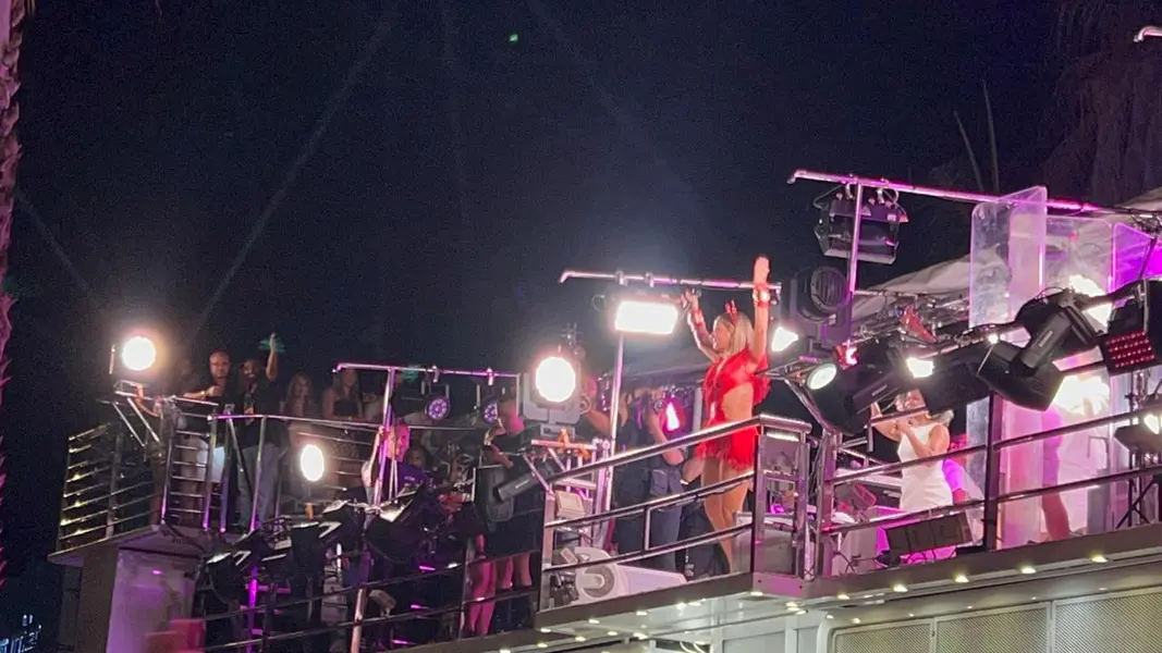 Claudia Leitte arrasta multidão em prévia de Carnaval na Marechal Castelo Branco