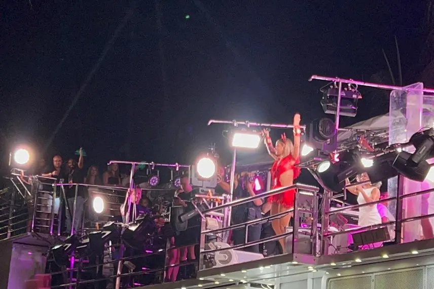Claudia Leitte arrasta multidão em prévia de Carnaval na Marechal Castelo Branco
