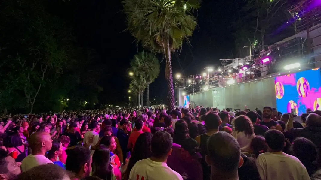 Claudia Leitte arrasta multidão em prévia de Carnaval na Marechal Castelo Branco