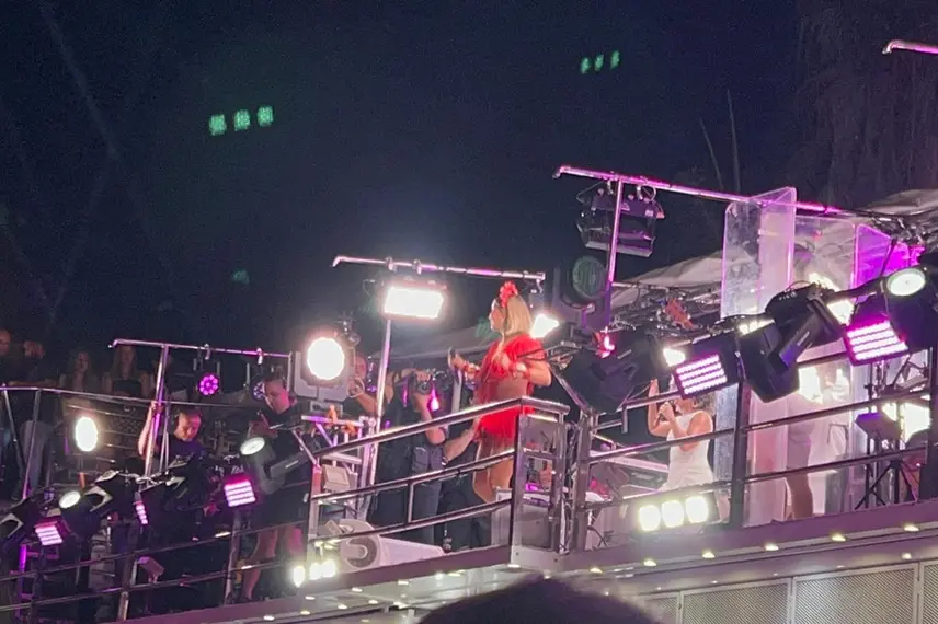 Claudia Leitte arrasta multidão em prévia de Carnaval na Marechal Castelo Branco