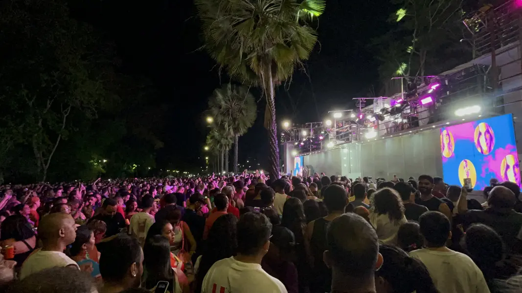 Claudia Leitte arrasta multidão em prévia de Carnaval na Marechal Castelo Branco