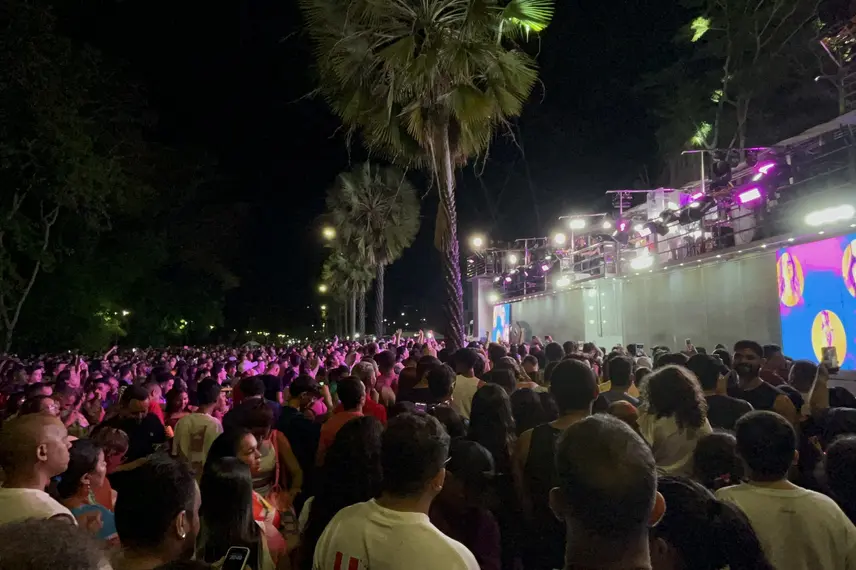 Claudia Leitte arrasta multidão em prévia de Carnaval na Marechal Castelo Branco